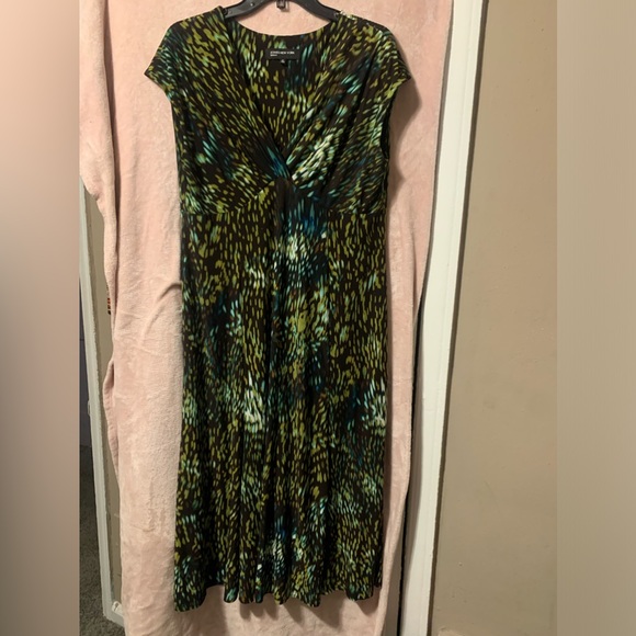 Dresses - Picture 2 of 3